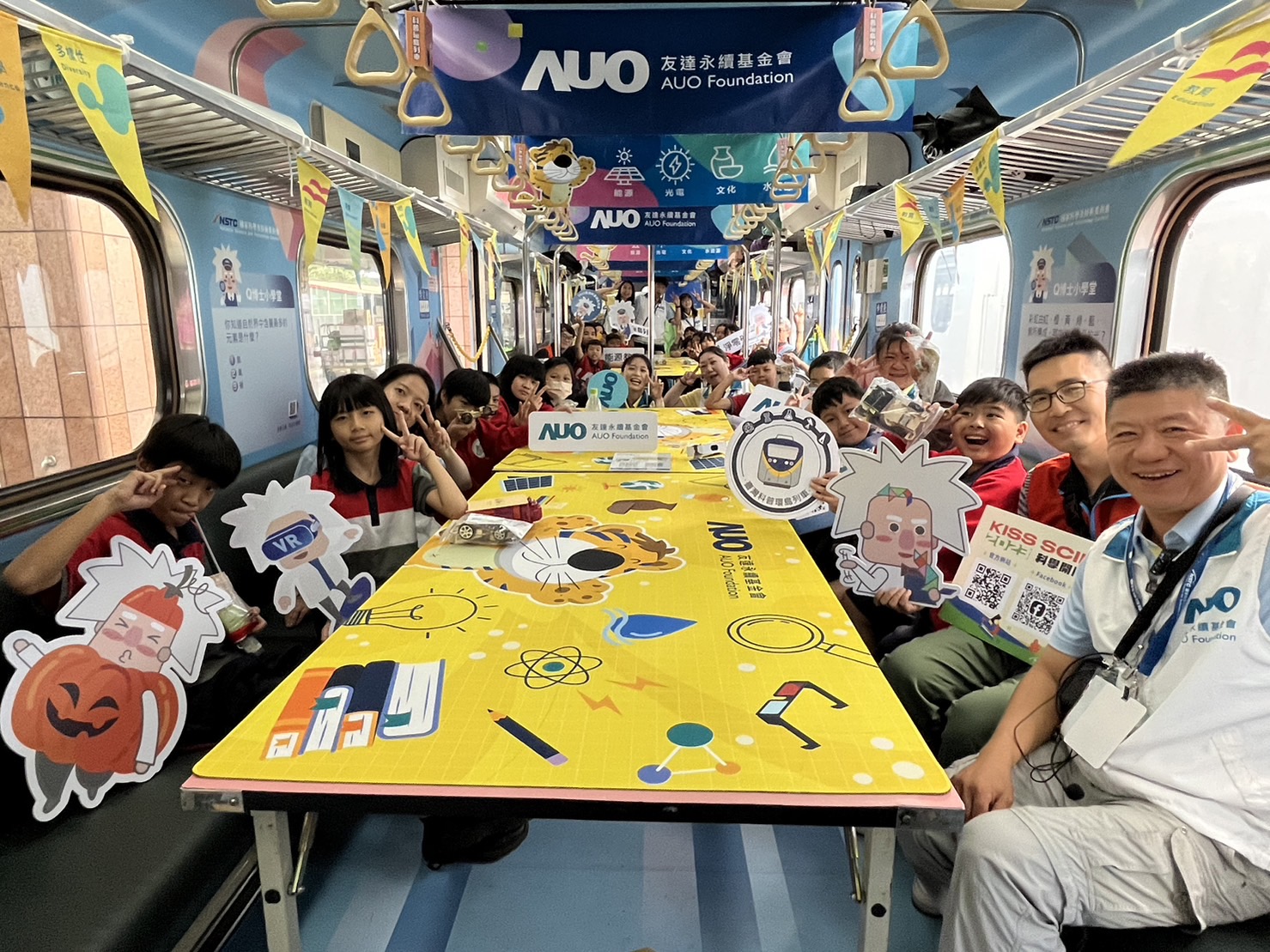 彩虹多多永續基金會參與「臺灣科普環島列車」，設計基礎科學車廂課程，以「淨零碳排和永續能源」為主題，讓學生透過創意實驗認識淨零知識，以及思考生活中的減碳行為