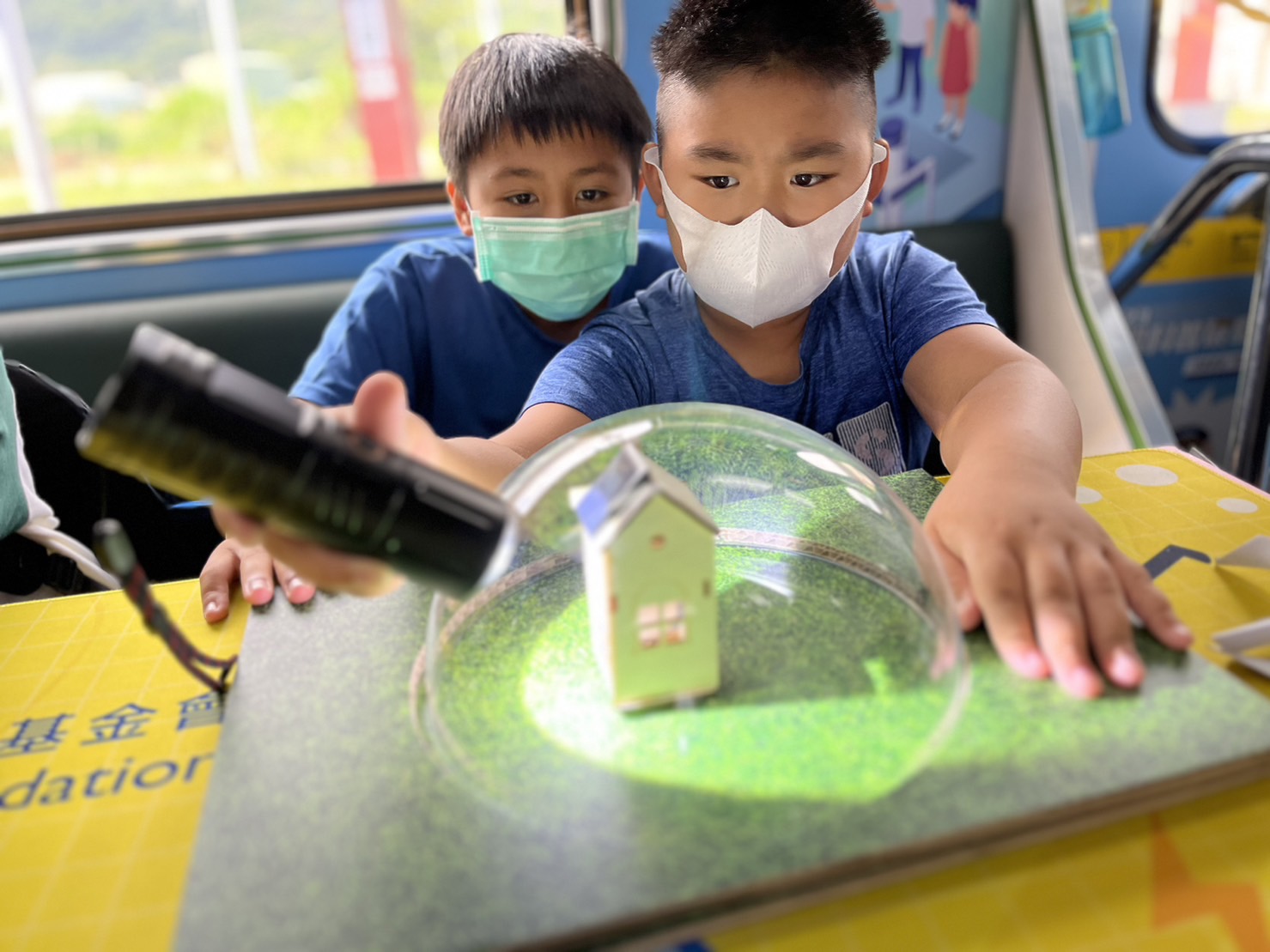 彩虹多多參與基礎科學主題車廂，以STEAM教學精神，設計「逐日科學家」、「太陽能工程師」以及「淨零建築師」三大能源科普課程和實驗